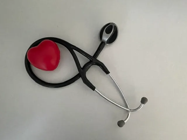 Ärztin mit Stethoskop bei der Untersuchung (Symbolbild)