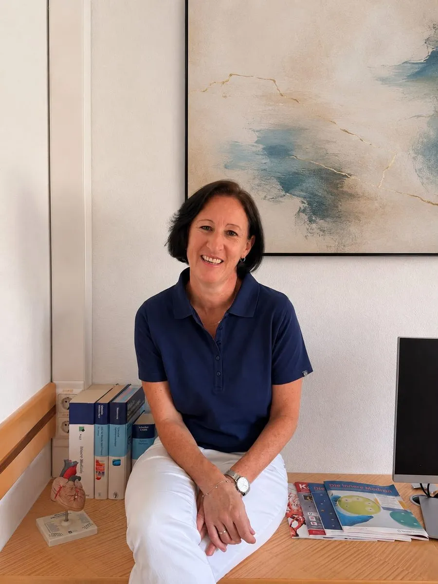 Dr. Karin Egarter-Scheiflinger mit Fachliteratur in ihrer Ordination